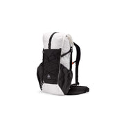 Front view of the Hyperlite Mountain Gear Elevate 22 in white with the Ultralight Dyneema® Stretch Mesh front pocket