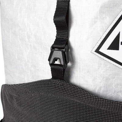 Close up of the buckle on the Dyneema® Stretch Mesh center pocket on the Hyperlite Mountain Gear 35